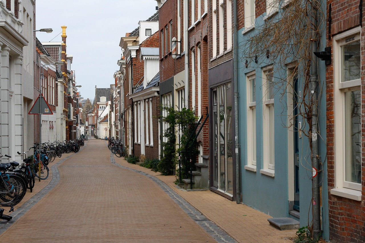 Historische straat in Groningen met oude gevels, rode baksteen en fietsen; veel binnenstadspanden staan op staal of korte betonpalen in slappe klei