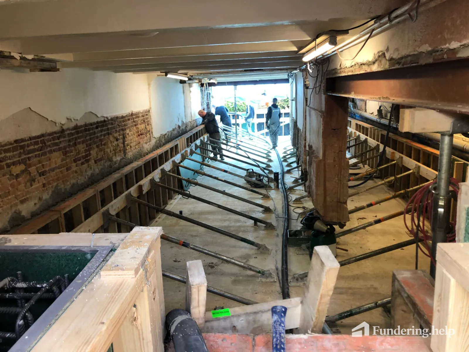Wapening en bekisting voor nieuwe keerwanden in een souterrain