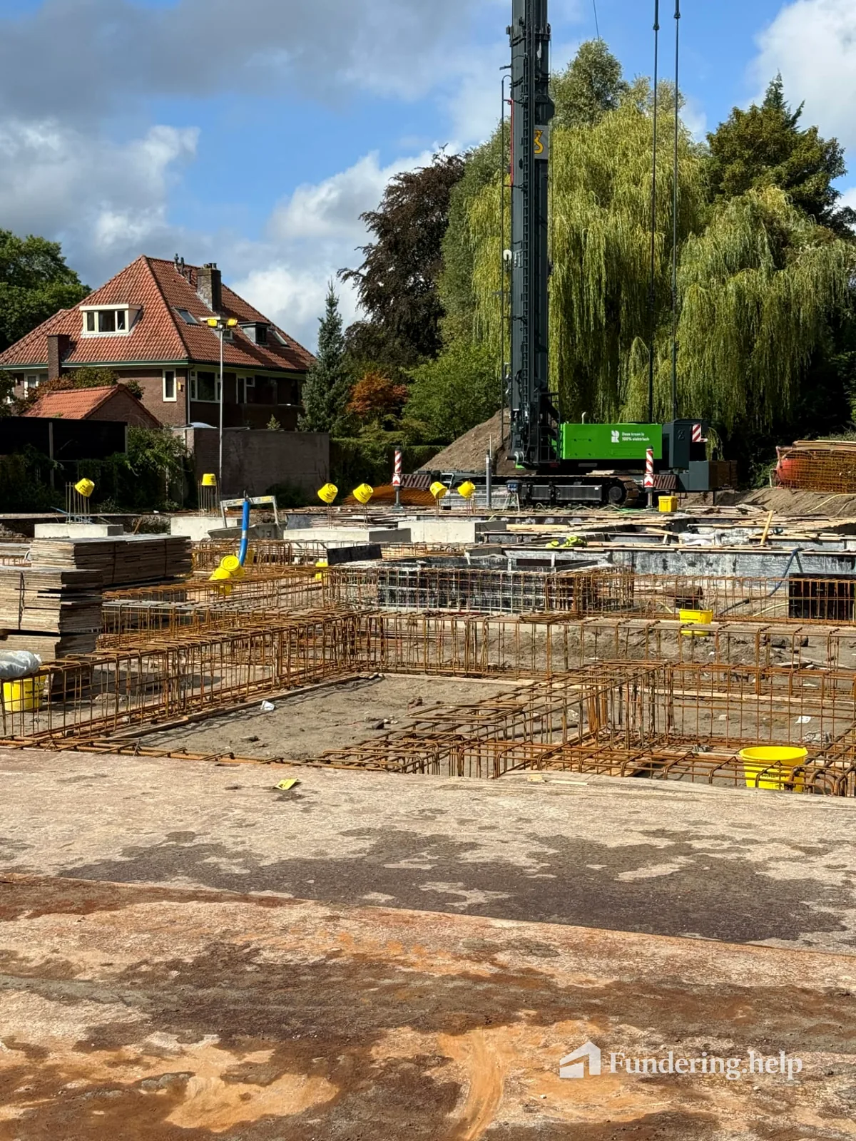 Funderingsbouw op een open terrein met een heistelling en gewapende balkconstructies