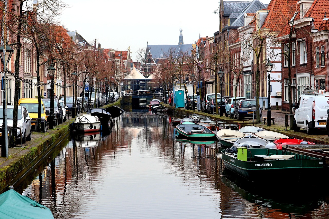 Gracht in Alkmaar met historische gevels en afgemeerde boten; het waterpeil in de binnenstad maakt deel uit van het lokale grondwaterbeheer