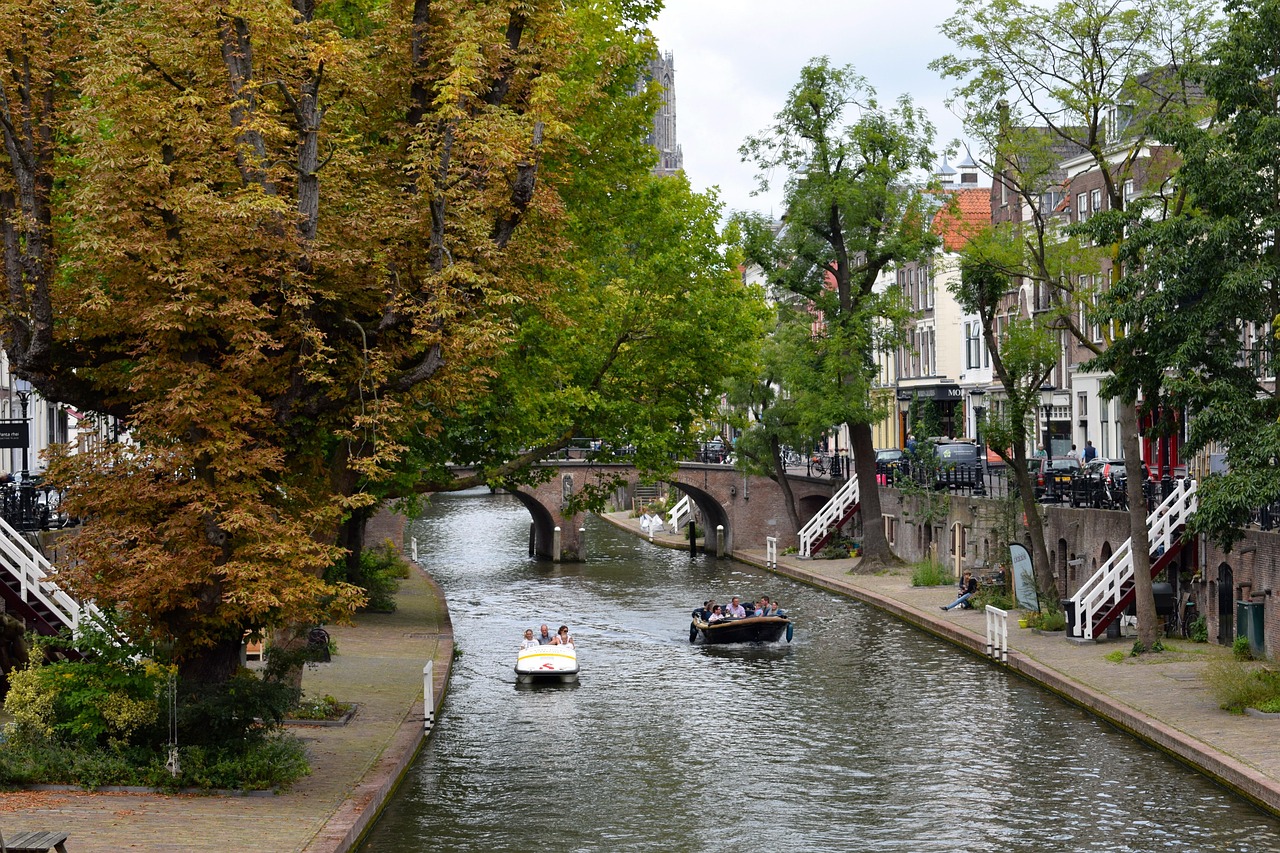 De Oudegracht in Utrecht met de Domtoren op de achtergrond; het waterpeil in de binnenstad maakt deel uit van het lokale grondwaterbeheer