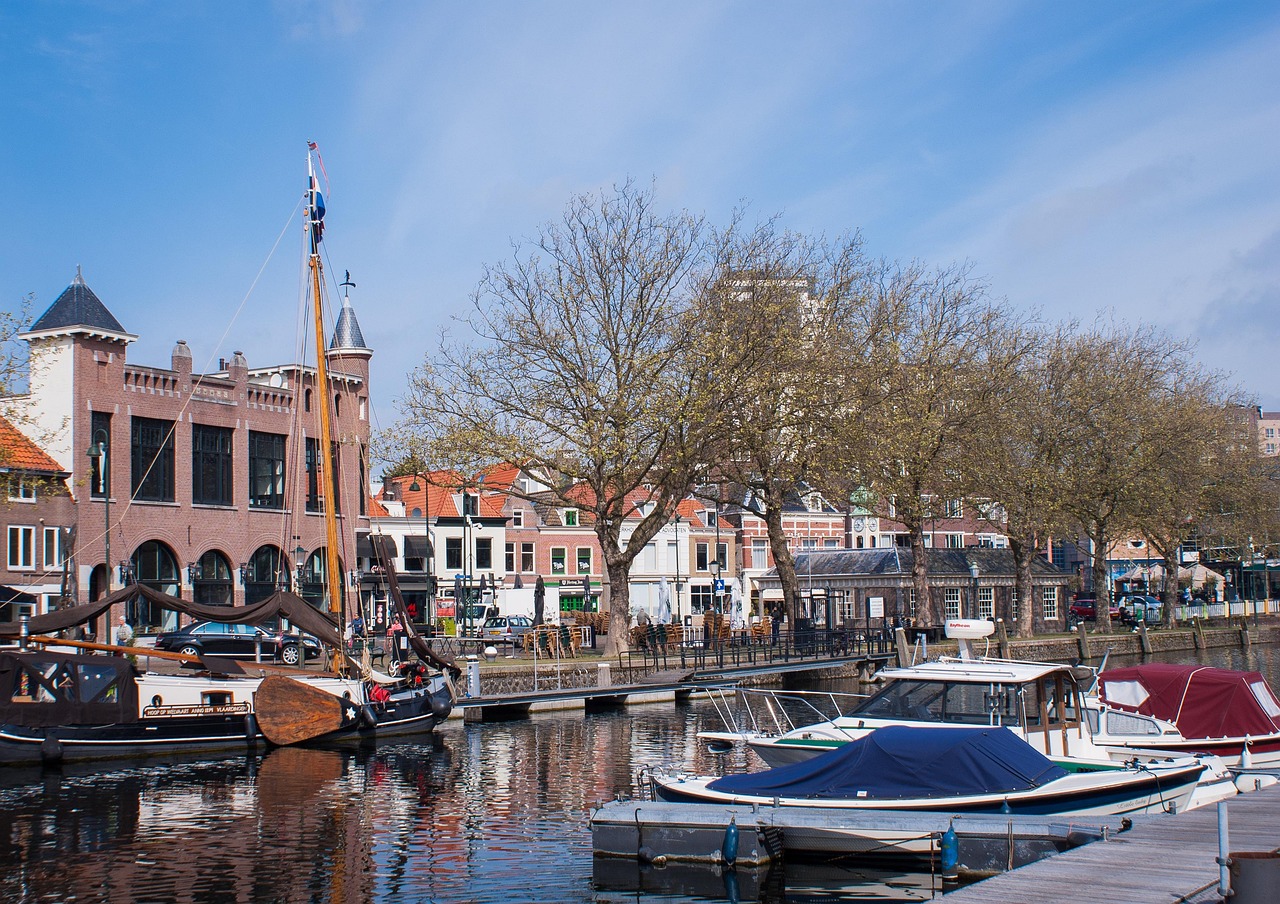 Historische haven van Vlaardingen met oude pakhuizen en ligplaatsen; dit deel van de stad staat op houten palen in klei en veen