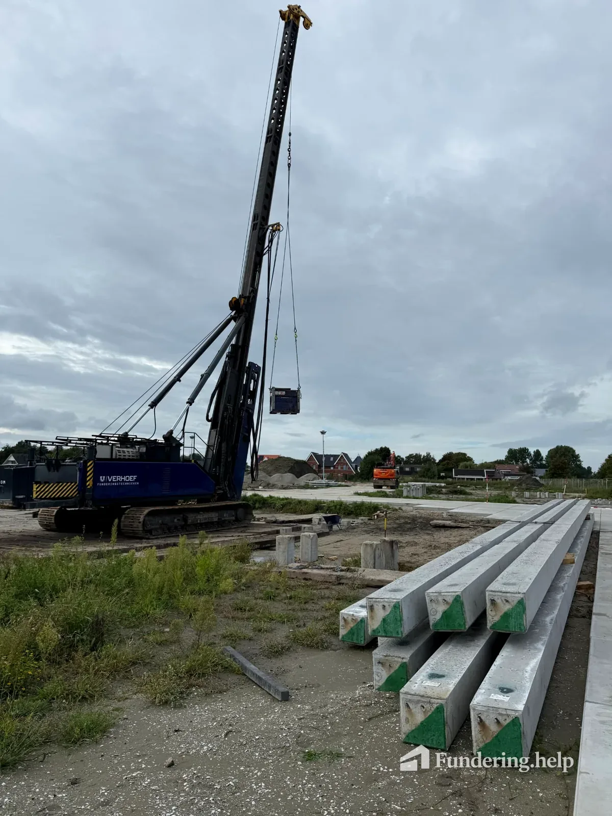 Heistelling en prefab betonnen heipalen op een woningbouwlocatie in poldergrond