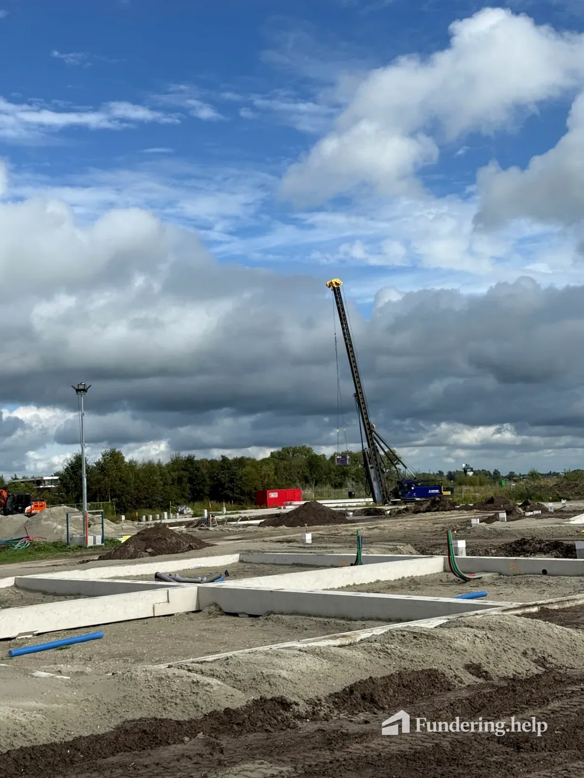 Nieuwe betonnen strookfundering die rechtstreeks op de ondergrond is aangelegd
