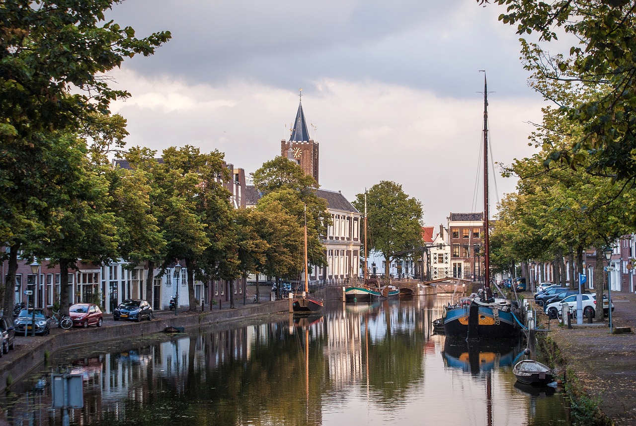 De Lange Haven in Schiedam met historische panden, oude jeneverpakhuizen en de toren van de Grote Kerk op de achtergrond