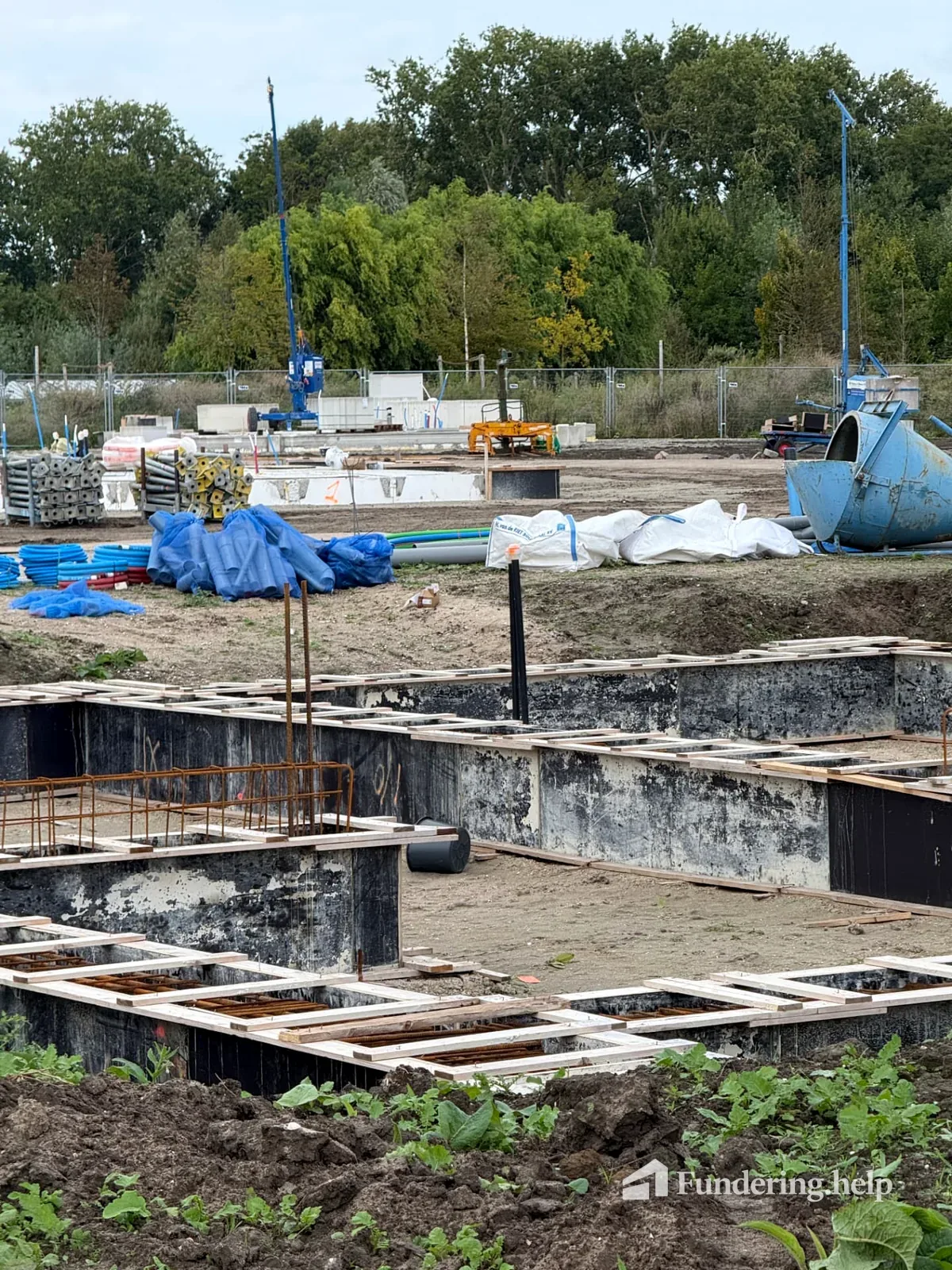 Bekisting met wapening voor een fundering op staal onder dragende woningmuren