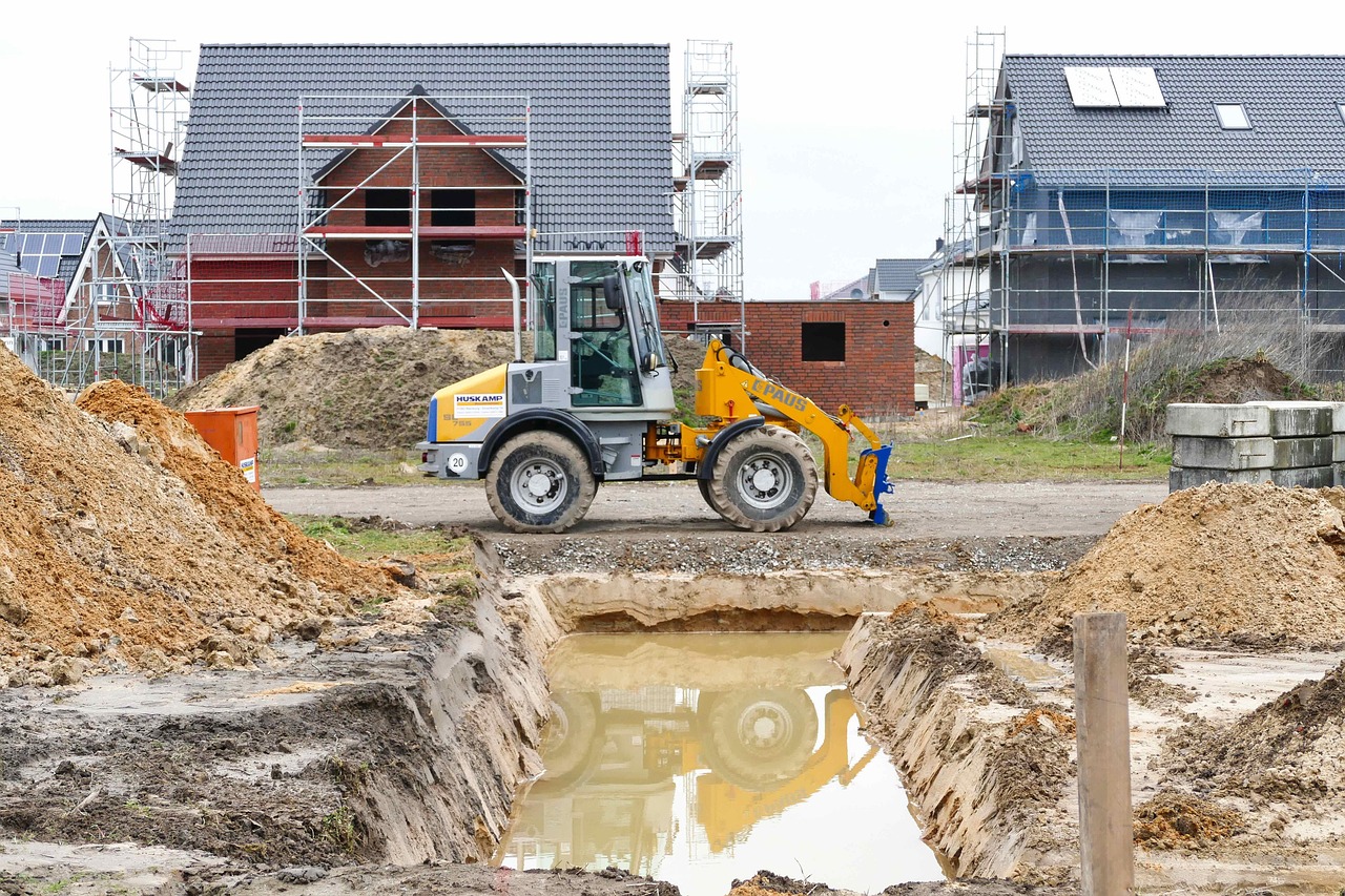 Bouwput vol grondwater naast woningen in aanbouw