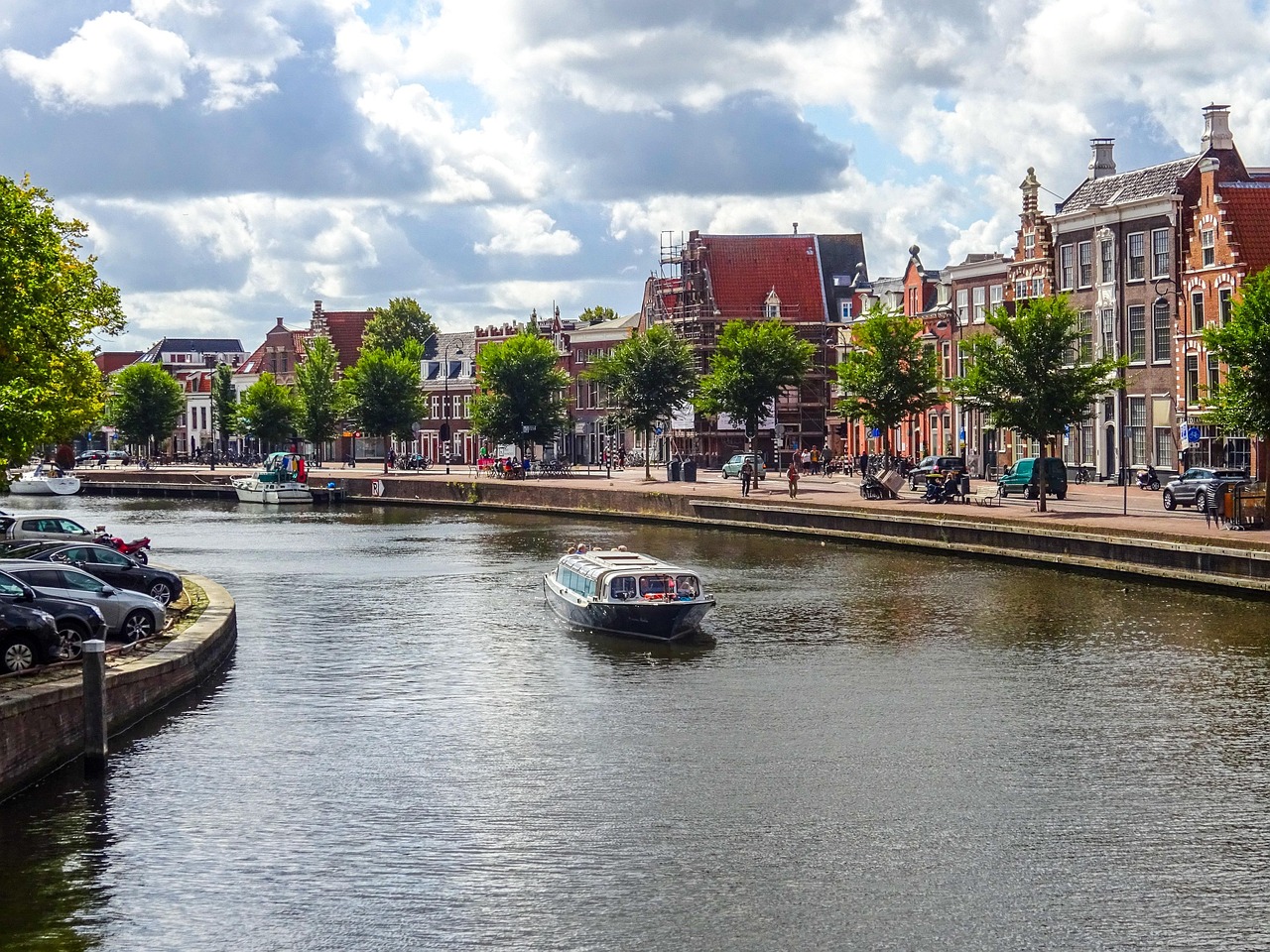 Het Spaarne in Haarlem met historische gevels; het waterpeil in het centrum maakt deel uit van het lokale grondwaterbeheer