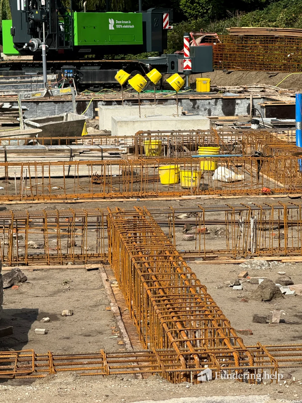 Gewapende korven voor betonnen balken met zichtbare aansluitingen en paalposities
